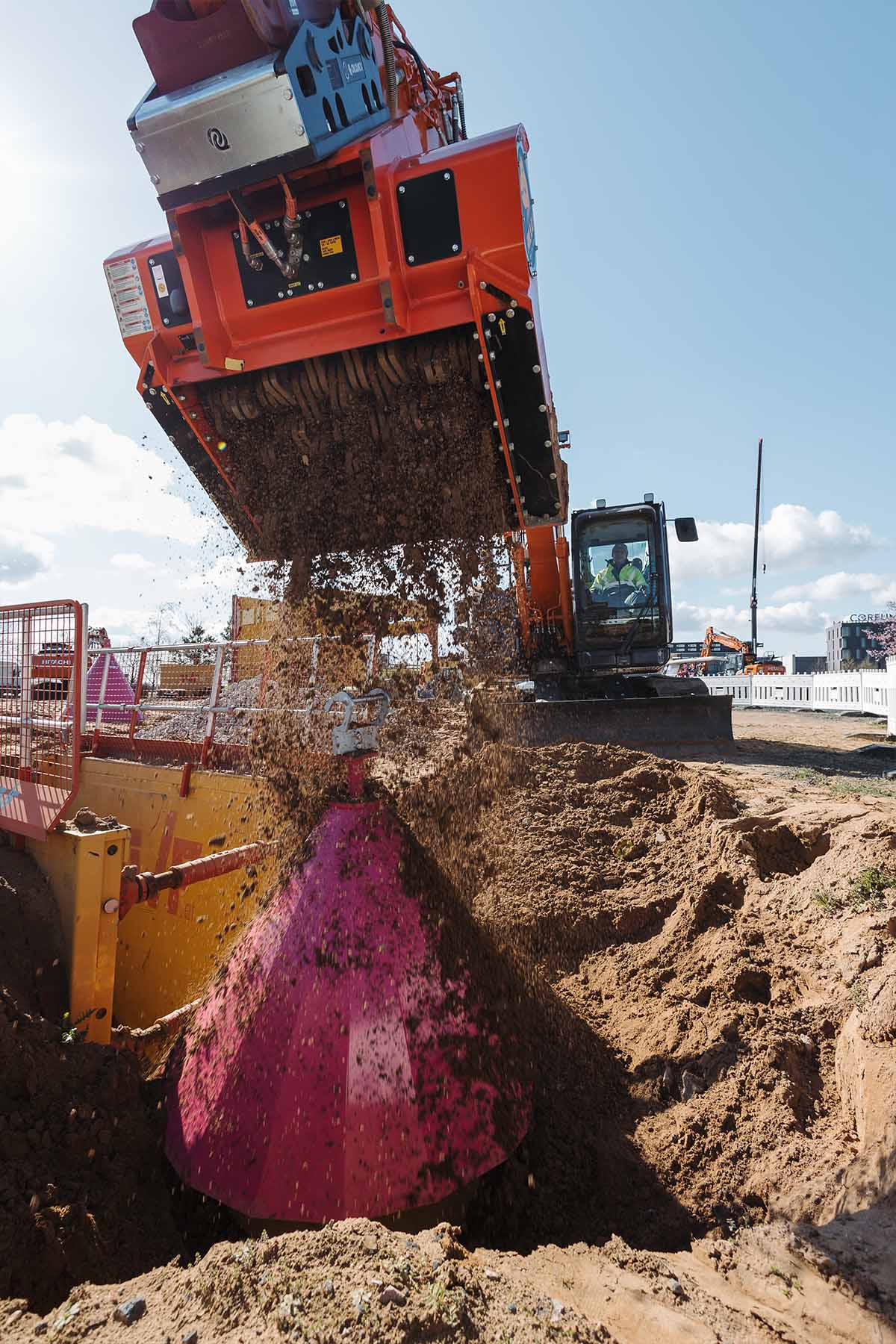 Während der Verfüllung auf einer Baustelle verdeckt die TIBATEK®-Schachtmütze einen Schacht