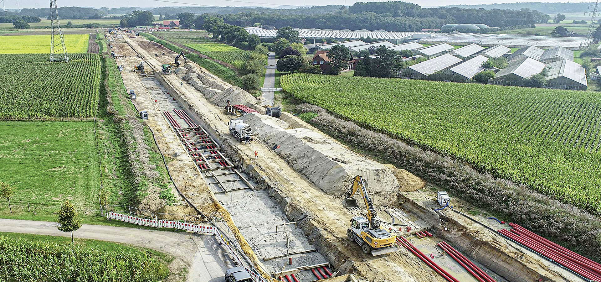 Erdkabelbaustelle aus der Vogelperspektive