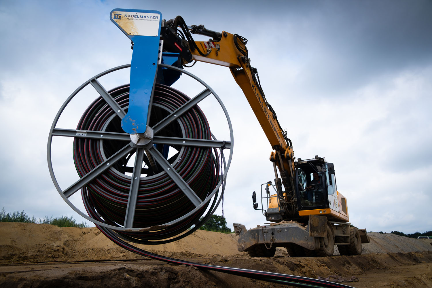 Der TIBATEK-Kabelmaster angebaut an einen Radlader